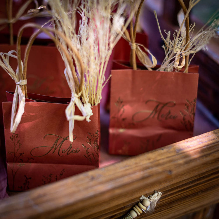 Bolsillos de papel terracota con ramitas para boda bohemia