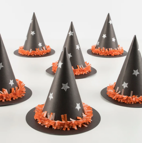 Decoration pour soiree halloween : chapeaux pointus sorcières noirs
