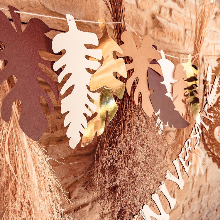 Guirlande feuilles tropicales couleurs nature et dorée pour déco anniversaire dinosaure