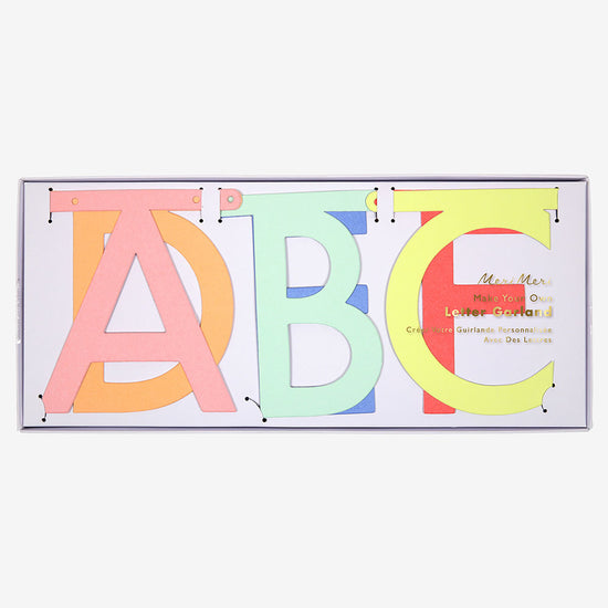 Un kit para hacer tu guirnalda de cumpleaños formada por letras multicolores