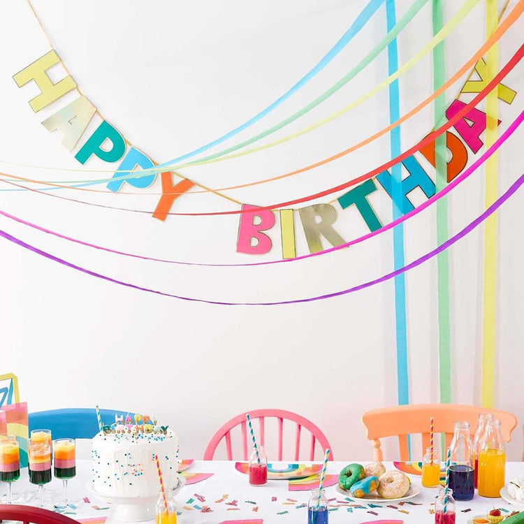 Decoración de fiesta de cumpleaños: una guirnalda de feliz cumpleaños arcoíris
