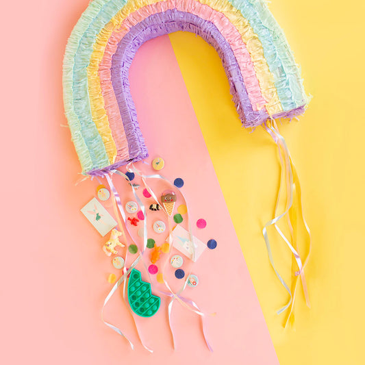 Fiesta de cumpleaños de niña: piñata de arcoíris con sorpresas
