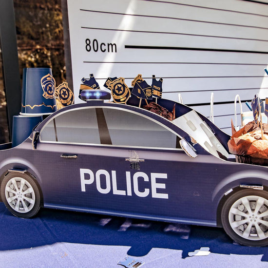 Table anniversaire police avec centre de table voiture de police et toppers