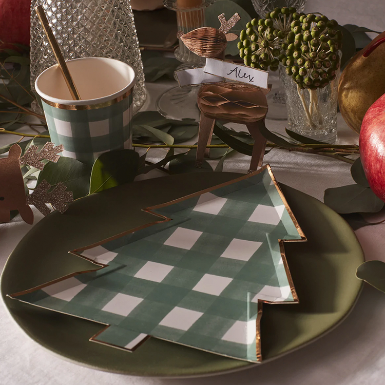 Christmas table decoration inspiration: 8 gingham pattern fir tree plates