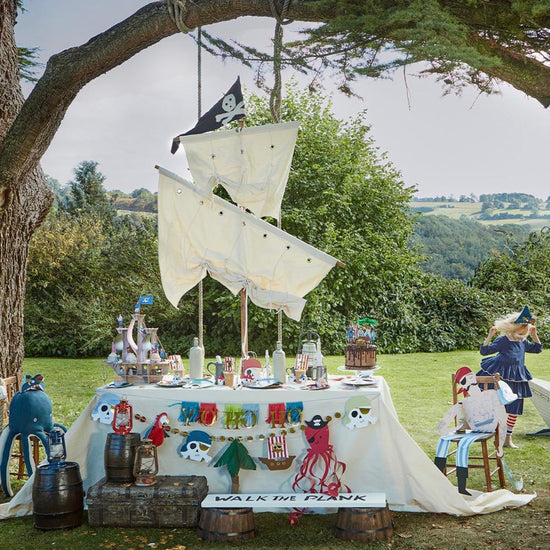 Décoration bateau pirate parfaite pour un anniversaire enfant pirate