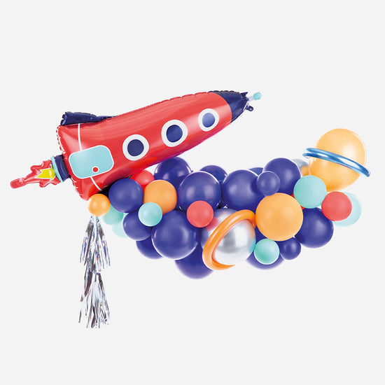 Arco de globos tema cosmonauta para cumpleaños infantil