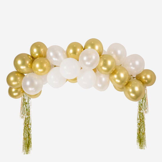 Arco de globos blancos y dorados para la decoración de año nuevo