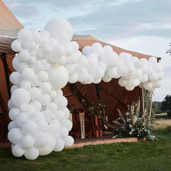 Arch of giant white ginger ray balloons for wedding decoration, baby shower...