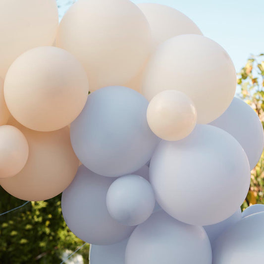 Détails ballons arche bleue clair ginger ray pour decoration de fete