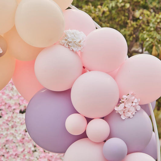 Dettagli di palloncini viola ad arco a raggi di zenzero per la decorazione della festa