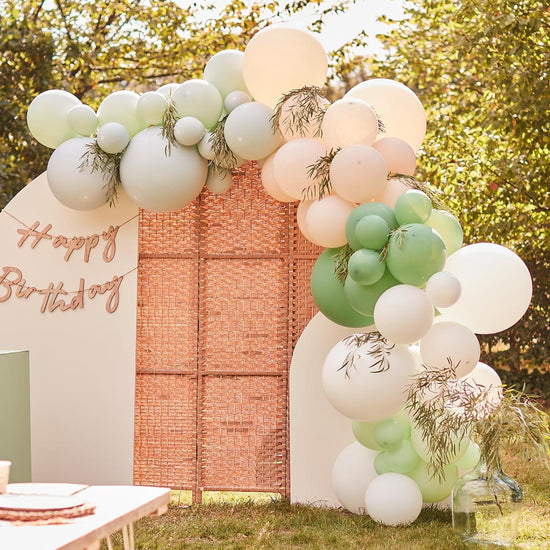Décoration anniversaire bucolique avec arche de ballons nude ginger ray