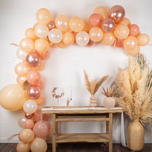 Decoración de cumpleaños arco de globos color melocotón para una boda