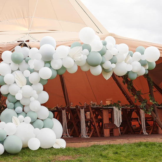Deco mariage folk par ginger ray avec arche ballon sauge géante