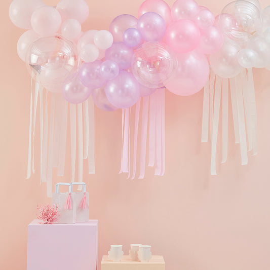 Idea deco de cumpleaños de sirena con globos para hacer un arco
