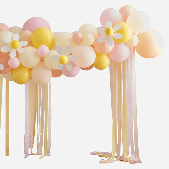 Arche de ballons marguerite pastel avec ruban crépon ginger ray