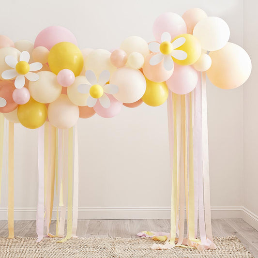 Decoration de paques : arche de ballons marguerite pastel et papier crepon