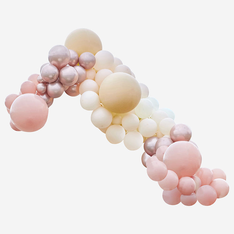Arco de globos rosa, blanco, beige y cromo rosa