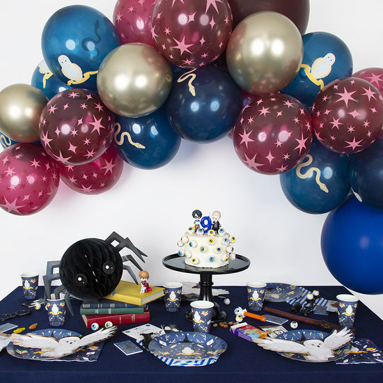 Idea de decoración de cumpleaños de Harry Potter: arco de globos mágicos
