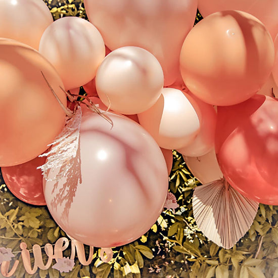 Guirlande de 70 ballons rose mat et rose gold avec feuille de palme