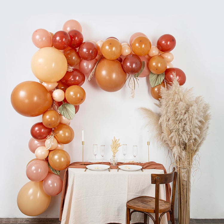 Decoración boda pampeana: arco de globos de terracota y ramas pampeanas