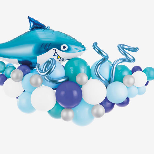 Shark birthday decoration idea: shark balloon and latex balloons for the arch