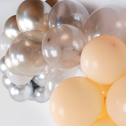Montón de globos dorados y plateados para decoración de cumpleaños.