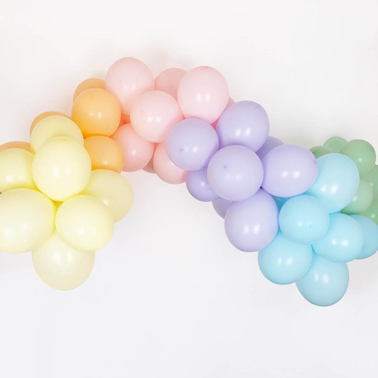 Arche de ballons de baudruche avec dégradé de ballons pastel