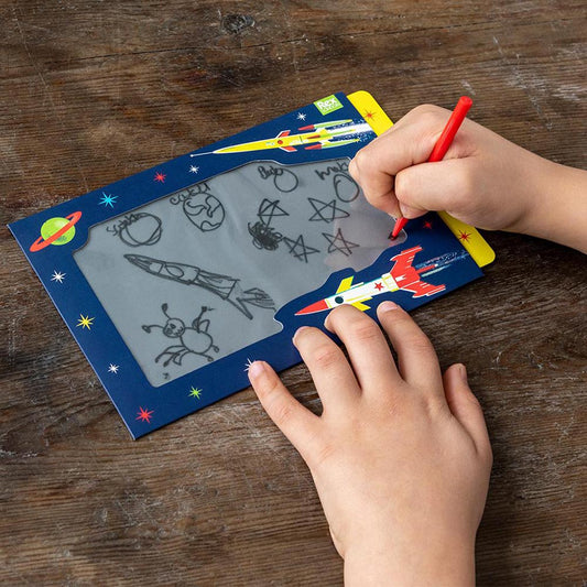 Idea lúdica de ocio creativo: pizarra mágica para niños con un tema espacial