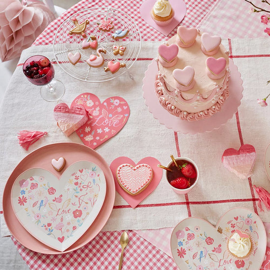 Deco de table pour saint valentin couple : 8 assiettes coeur love