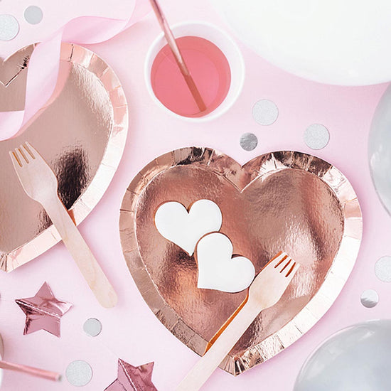 idée table saint valentin avec assiettes coeurs rose gold