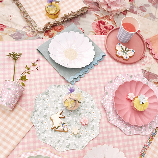 Idee decoration de table theme estival : 12 assiettes motif fleurs