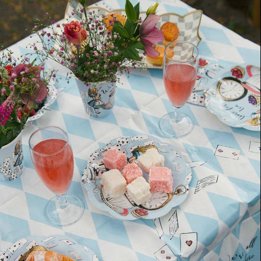 Table anniversaire alice au pays des merveilles avec assiettes vintage