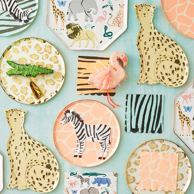 Safari-themed birthday table decoration: 8 My Little Day cheetah plates