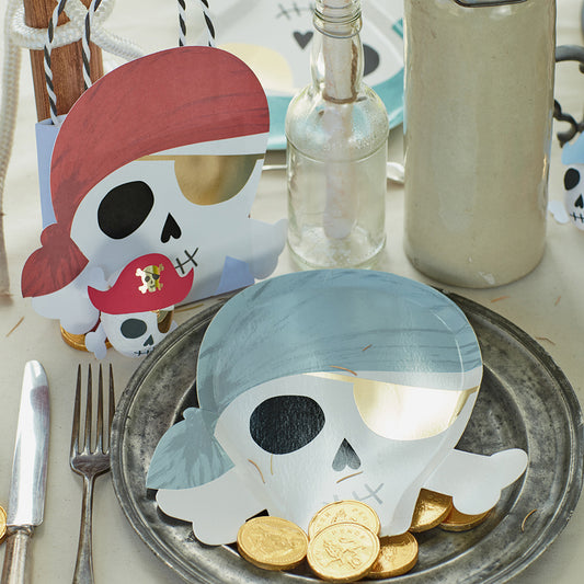 Decoración pirata perfecta para una mesa de cumpleaños con temática pirata.