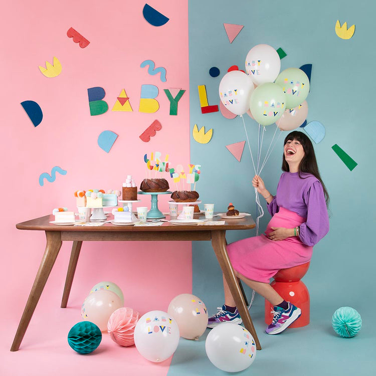 Decorating idea gender reveal: balloons, disposable tableware...