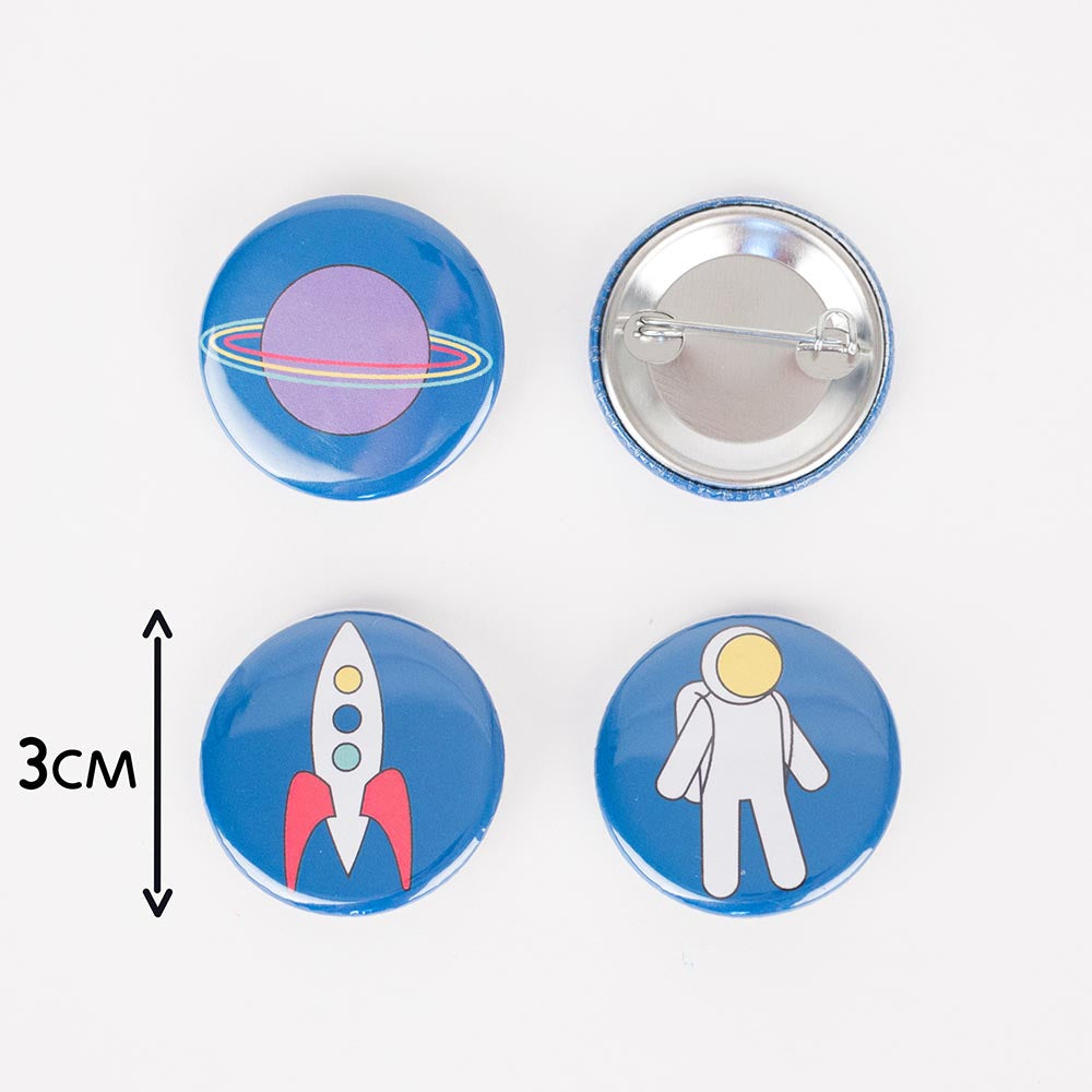Surprise bag gift for a child's birthday in space: a cosmonaut badge