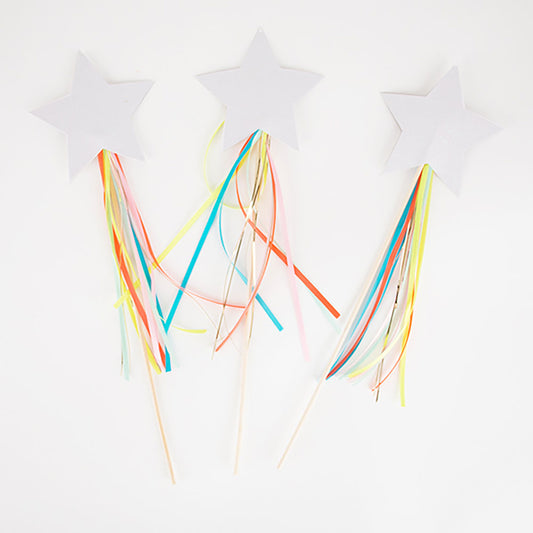 Baguettes magiques étoiles en papier pastel pour déguisement fée.