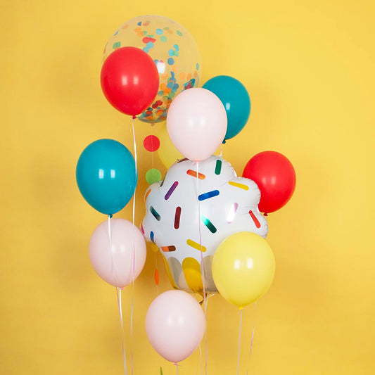 Mazzo di palloncini multicolori: l'idea della decorazione del compleanno del bambino