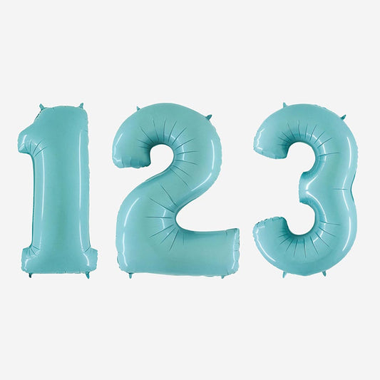 Ballons chiffres bleu pastel : idée déco pour anniversaire enfant.