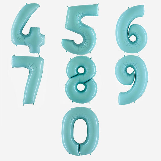Globos pequeños con números del 0 al 9 en color azul pastel para decorar fiestas de cumpleaños infantiles.