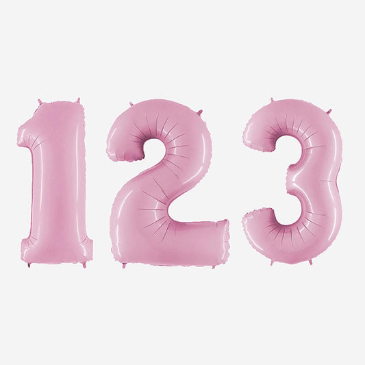 Globos pequeños de números rosa pastel: idea decorativa para el cumpleaños de una niña.