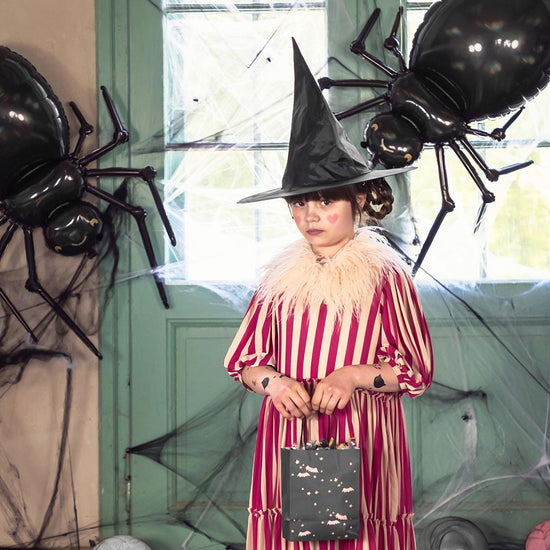 Halloween enfant : deguisement sorcière et décoration araignée