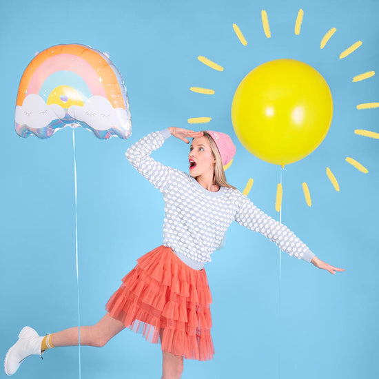 Idée déco anniversaire météo : ballon arc en ciel et ballon jaune soleil