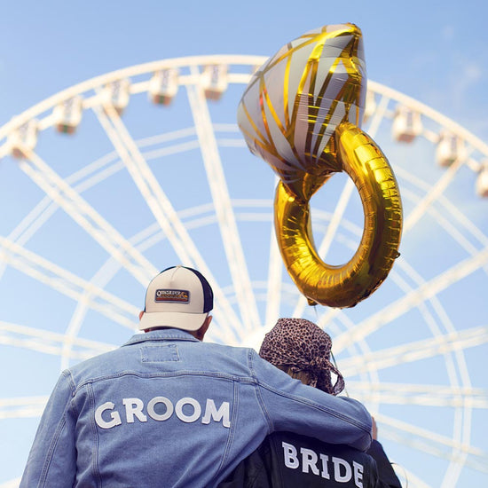Photos d'engagement mariage fete forraine avec ballon bague de fiançailles