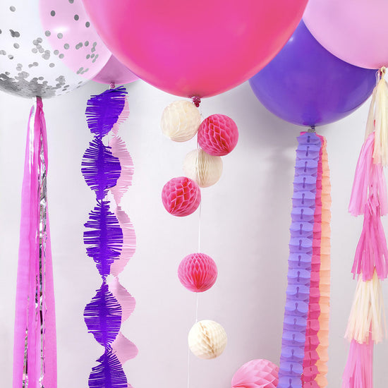 decoration evjf : ballons géants rose et violet et guirlandes pompons 