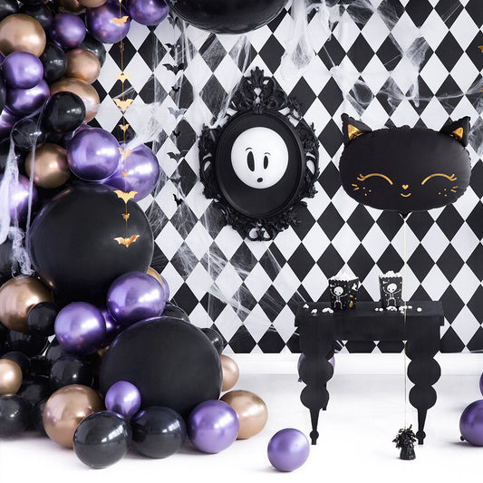 decoración de halloween con arco de globos morados y negros