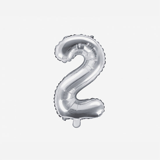 Decoración cumpleaños: pequeño globo plateado número 2