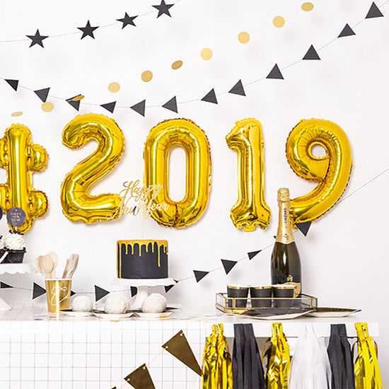 Año Nuevo: decoración en negro y dorado con pequeños globos dorados con números