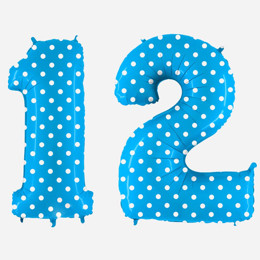 Decoración de cumpleaños: globo gigante con números azules y lunares blancos