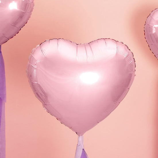Día de San Valentín: globo de helio de corazón rosa claro para ofrecer o inflar